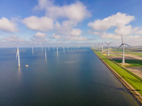 Offshore větrný park s mraky a modrou oblohou, větrný park v oceánu drone letecký pohled s větrnou turbínou Flevoland Nizozemsko Ijsselmeer — Stock fotografie