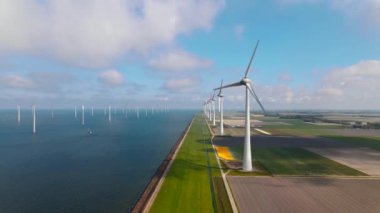 Bulutları ve mavi gökyüzü olan off-shore yel değirmeni parkı, okyanus drone parkı rüzgar türbini Flevoland Hollanda Ijsselmeer ile hava manzaralı