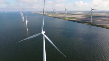 Bulutları ve mavi gökyüzü olan off-shore yel değirmeni parkı, okyanus drone parkı rüzgar türbini Flevoland Hollanda Ijsselmeer ile hava manzaralı