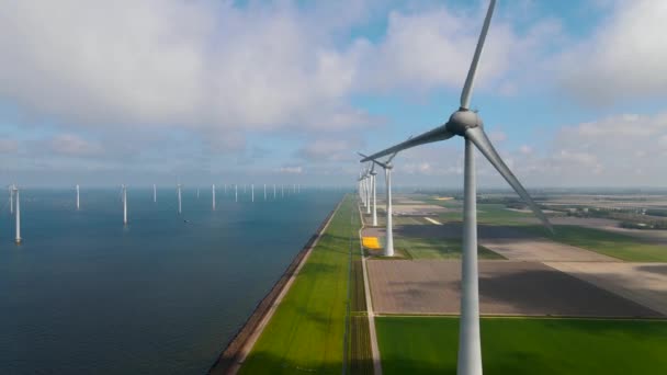Офшорний вітряний парк з хмарами і блакитним небом, вітряний парк в океані безпілотний вид з вітряної турбіни Flevoland Netherlands Ijsselmeer — стокове відео
