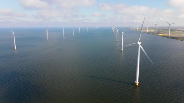 Parque de moinho de vento offshore com nuvens e um céu azul, parque de moinho de vento no oceano vista aérea drone com turbina eólica Flevoland Holanda Ijsselmeer — Vídeo de Stock