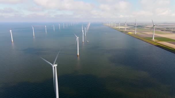 Морской парк ветряной мельницы с облаками и голубым небом, парк ветряной мельницы в океане вид с беспилотника с ветряной турбиной Флеволанд Нидерланды Эйсселмер — стоковое видео