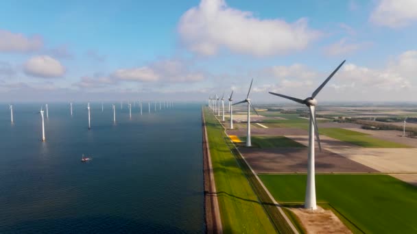 Offshore-Windmühlenpark mit Wolken und blauem Himmel, Windmühlenpark im Meer Drohnen-Luftaufnahme mit Windkraftanlage Flevoland — Stockvideo