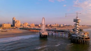  Dönme dolap Scheveningen 'deki iskele, Lahey, Hollanda bir bahar günü