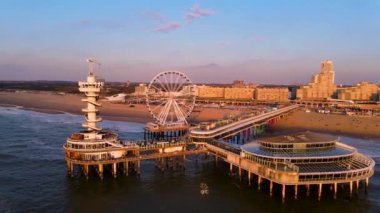 Dönme dolap Scheveningen 'deki iskele, Lahey, Hollanda bir bahar günü