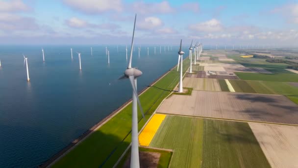 Offshore windmolenpark met wolken en een blauwe lucht, windmolenpark in de drone zeezicht met windturbine Flevoland Nederland IJsselmeer — Stockvideo