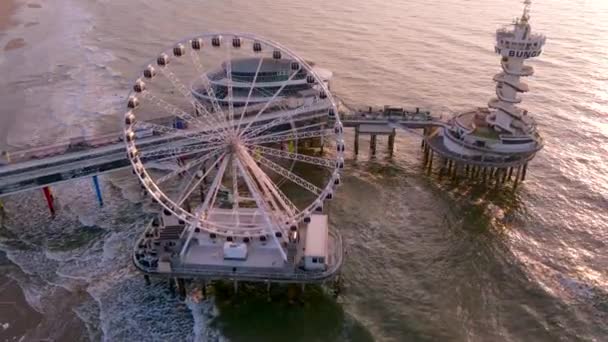 La noria El muelle en Scheveningen, La Haya, Países Bajos en un día de primavera — Vídeo de stock