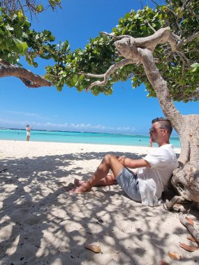 İnanılmaz Bebek Sahili ve Aruba, Karayipler kıyıları, mavi okyanus plajlı beyaz plaj