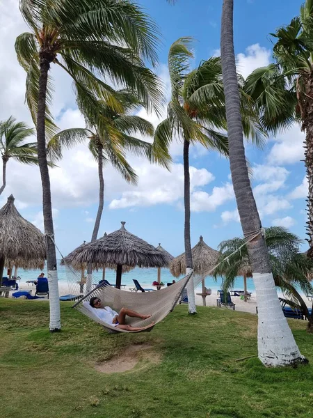 Palm beach Aruba Caribe, playa de arena blanca y larga con palmeras en Aruba — Foto de Stock