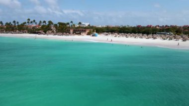 Okyanusta kayak yapan çift Aruba Karayip Denizi 'nde, orta yaşlı erkek ve kadın okyanus mavisi klrea suyunda kano.