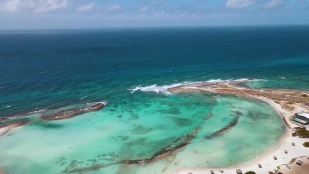 Incredibile Baby Beach e costa su Aruba, Caraibi, spiaggia bianca con spiaggia tropicale blu oceano — Video Stock