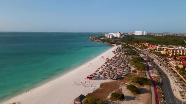 Aérea desde la playa de Águila en Aruba en el Caribe, vista de pájaro ey en la playa con sombrilla en la playa de Águila de Aruba — Vídeos de Stock