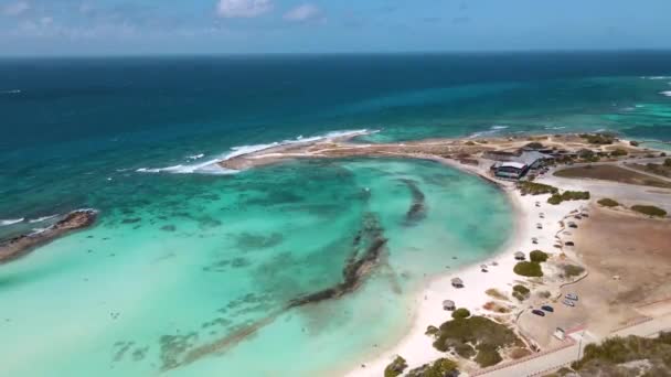 İnanılmaz Bebek Sahili ve Aruba, Karayipler kıyıları, mavi okyanus plajlı beyaz plaj — Stok video