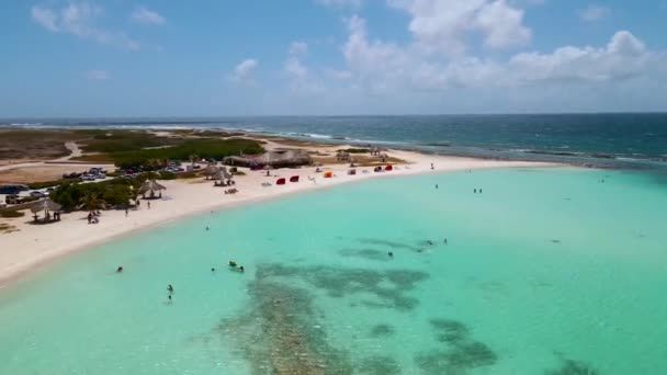 Aérea desde la playa de Águila en Aruba en el Caribe, vista de pájaro ey en la playa con sombrilla en la playa de Águila de Aruba — Vídeos de Stock