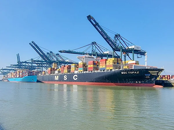 Antwerpen, België Panoramisch uitzicht op havenkranen en containerschepen in de grootste haven van Antwerpen — Stockfoto