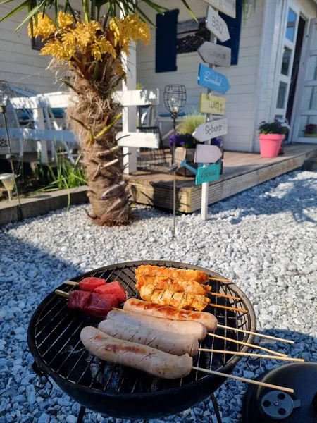 Yaz mevsiminde bbq ile Avrupa bahçesi — Stok fotoğraf