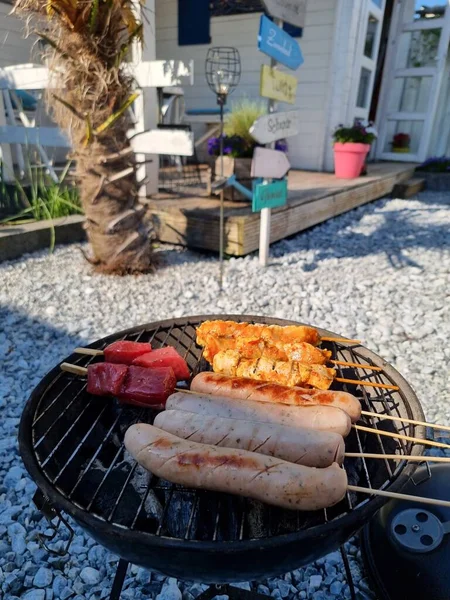 Europeisk hage med bbq om sommeren – stockfoto