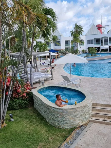 Lyx resort med pool nära Palm Beach Aruba — Stockfoto