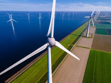 Bulutları ve mavi gökyüzü olan off-shore yel değirmeni parkı, okyanus drone parkı rüzgar türbini Flevoland Hollanda Ijsselmeer ile hava manzaralı