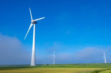 Bulutları ve mavi gökyüzü olan off-shore yel değirmeni parkı, okyanus drone parkı rüzgar türbini Flevoland Hollanda Ijsselmeer ile hava manzaralı