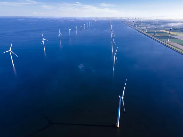 Parque de molinos de viento en alta mar con nubes y un cielo azul, parque de molinos de viento en el océano vista aérea de drones con turbina eólica Flevoland Países Bajos Ijsselmeer —  Fotos de Stock