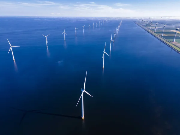 Parque de molinos de viento en alta mar con nubes y un cielo azul, parque de molinos de viento en el océano vista aérea de drones con turbina eólica Flevoland Países Bajos Ijsselmeer —  Fotos de Stock