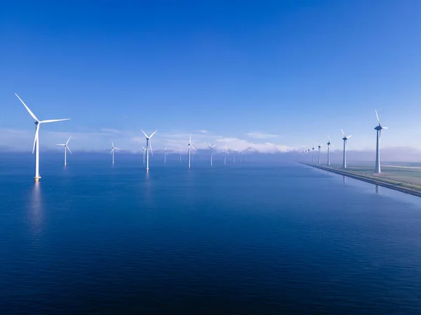 有云彩和蓝天的离岸风车公园、有风力涡轮机的海洋公园、荷兰Ijsselmeer — 图库照片