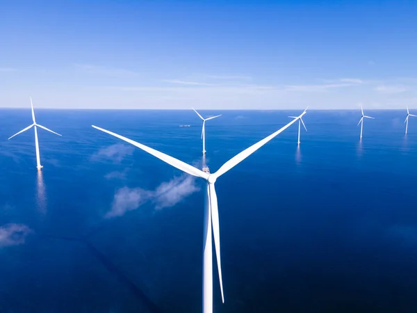 Parque de molinos de viento en alta mar con nubes y un cielo azul, parque de molinos de viento en el océano vista aérea de drones con turbina eólica Flevoland Países Bajos Ijsselmeer — Foto de Stock