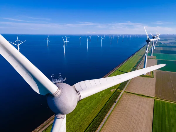 Bulutları ve mavi gökyüzü olan off-shore yel değirmeni parkı, okyanus drone parkı rüzgar türbini Flevoland Hollanda Ijsselmeer ile hava manzaralı