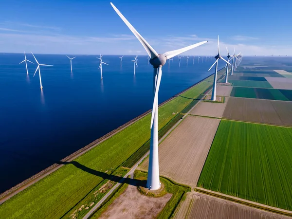 Morski park wiatraków z chmurami i błękitnym niebem, park wiatraków w oceanie widok z lotu drona z turbiną wiatrową Flevoland Holandia Ijsselmeer — Zdjęcie stockowe