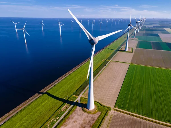 Bulutları ve mavi gökyüzü olan off-shore yel değirmeni parkı, okyanus drone parkı rüzgar türbini Flevoland Hollanda Ijsselmeer ile hava manzaralı