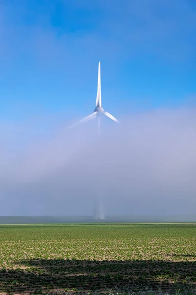 雲と青空とオフショア風車公園、風力タービンと海洋ドローンの空中ビューで風車公園｜FlevolandオランダIjsselmeer — ストック写真