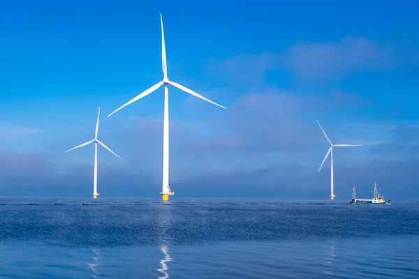 Offshore větrný park s mraky a modrou oblohou, větrný park v oceánu drone letecký pohled s větrnou turbínou Flevoland Nizozemsko Ijsselmeer — Stock fotografie