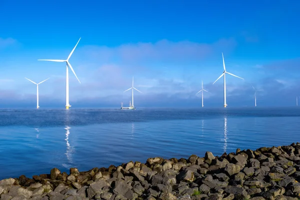 Parque de molinos de viento en alta mar con nubes y un cielo azul, parque de molinos de viento en el océano vista aérea de drones con turbina eólica Flevoland Países Bajos Ijsselmeer —  Fotos de Stock