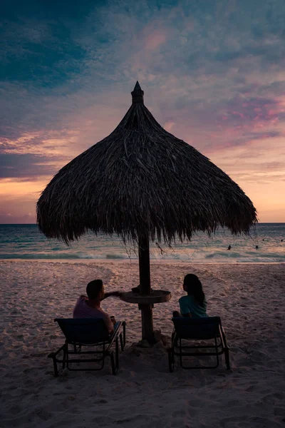 Pár na luxusní dovolené na holandském ostrově v Karibiku Aruba — Stock fotografie