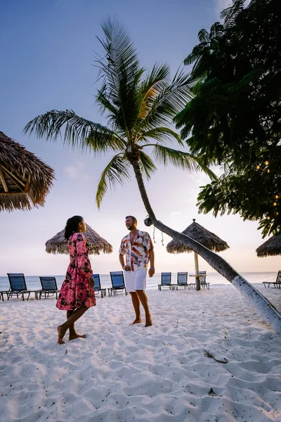 Ζευγάρι σε πολυτελείς διακοπές στο ολλανδικό νησί στην Καραϊβική Αρούμπα — Φωτογραφία Αρχείου