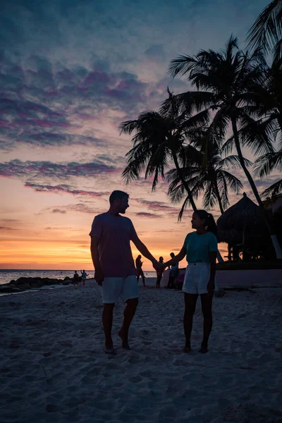 Pár na luxusní dovolené na holandském ostrově v Karibiku Aruba — Stock fotografie