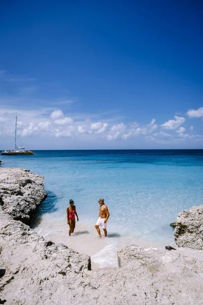 Tres Trapi Triple Steps Beach, Aruba tamamen boş, yerli ve turistler arasında popüler plaj, kristal berrak okyanus Aruba — Stok fotoğraf