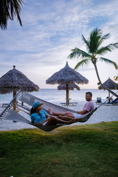 Coppia su una vacanza di lusso presso l'isola olandese nei Caraibi Aruba — Foto Stock