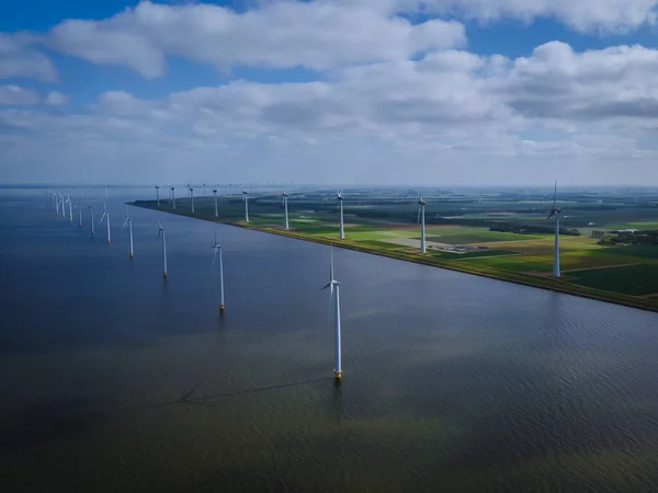 Offshore větrný park s mraky a modrou oblohou, větrný park v oceánu drone letecký pohled s větrnou turbínou Flevoland Nizozemsko Ijsselmeer — Stock fotografie