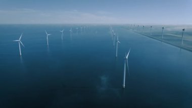 Bulutları ve mavi gökyüzü olan off-shore yel değirmeni parkı, okyanus drone parkı rüzgar türbini Flevoland Hollanda Ijsselmeer ile hava manzaralı