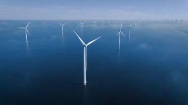 Bulutları ve mavi gökyüzü olan off-shore yel değirmeni parkı, okyanus drone parkı rüzgar türbini Flevoland Hollanda Ijsselmeer ile hava manzaralı