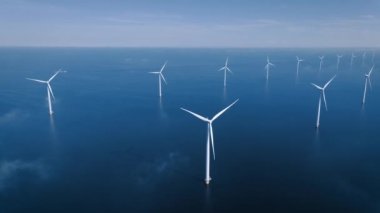 Bulutları ve mavi gökyüzü olan off-shore yel değirmeni parkı, okyanus drone parkı rüzgar türbini Flevoland Hollanda Ijsselmeer ile hava manzaralı
