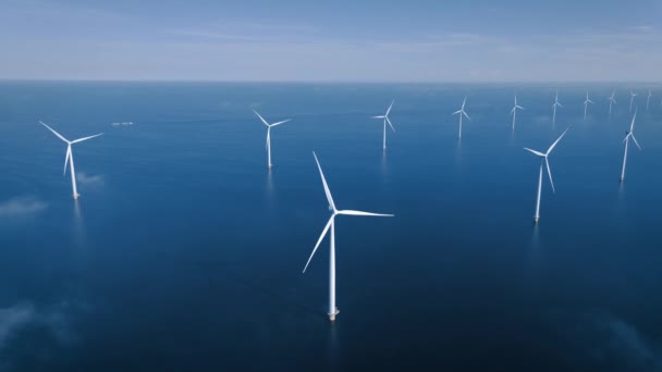 Parque de molinos de viento en alta mar con nubes y un cielo azul, parque de molinos de viento en el océano vista aérea de drones con turbina eólica Flevoland Países Bajos Ijsselmeer — Vídeos de Stock