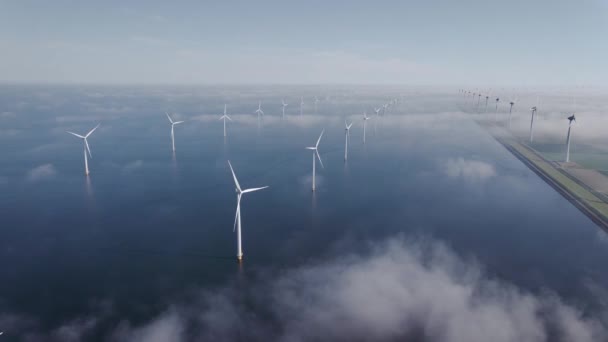 구름 과푸른 하늘 이 있는 연안 풍차 공원, 풍력 터빈 플레 볼란 드 네덜란드 의이 즈셀 메르가 있는 바닷 드론 공중 풍경에 있는 풍차 공원 — 비디오