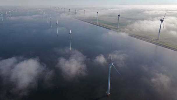 Παράκτιο πάρκο ανεμόμυλων με σύννεφα και γαλάζιο ουρανό, πάρκο ανεμόμυλων στον ωκεανό drone εναέρια θέα με ανεμογεννήτρια Flevoland Ολλανδία Ijsselmeer — Αρχείο Βίντεο