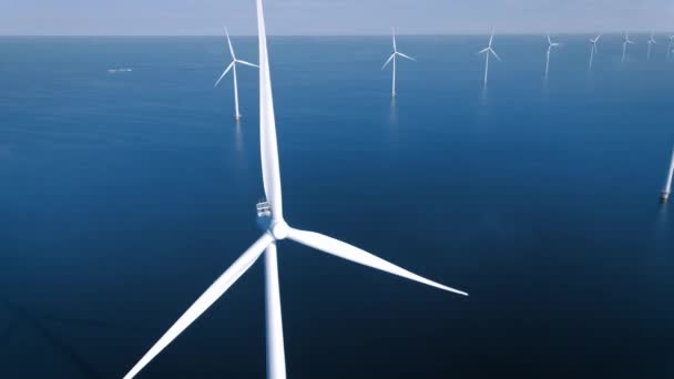 Parque de molinos de viento en alta mar con nubes y un cielo azul, parque de molinos de viento en el océano vista aérea de drones con turbina eólica Flevoland Países Bajos Ijsselmeer — Vídeos de Stock