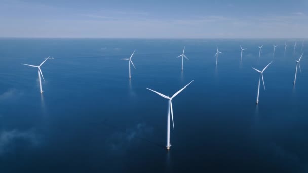 Offshore větrný park s mraky a modrou oblohou, větrný park v oceánu drone letecký pohled s větrnou turbínou Flevoland Nizozemsko Ijsselmeer — Stock video