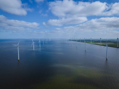 Bulutları ve mavi gökyüzü olan off-shore yel değirmeni parkı, okyanus drone parkı rüzgar türbini Flevoland Hollanda Ijsselmeer ile hava manzaralı