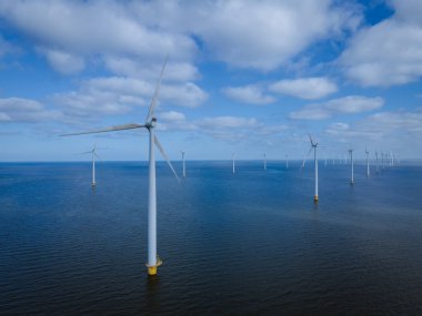 Bulutları ve mavi gökyüzü olan off-shore yel değirmeni parkı, okyanus drone parkı rüzgar türbini Flevoland Hollanda Ijsselmeer ile hava manzaralı